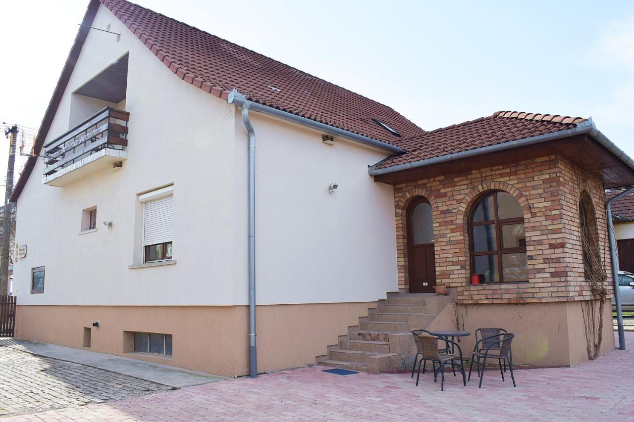 Hotel Borbarátok vendègház Villány Exterior foto